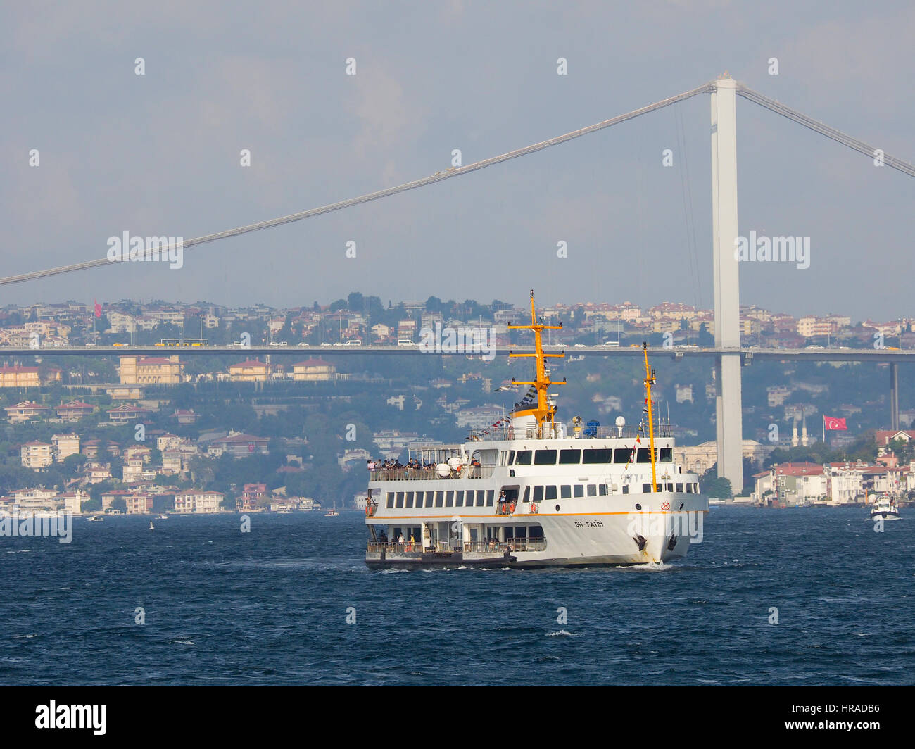 FERRY NAVIRE VOYAGEANT DE PORT EN PORT VUE SUR ISTANBUL ET PONT DU BOSPHORE RENOMMÉ MAI 15TH Juillet pont du Bosphore, la Turquie des Martyrs. Banque D'Images