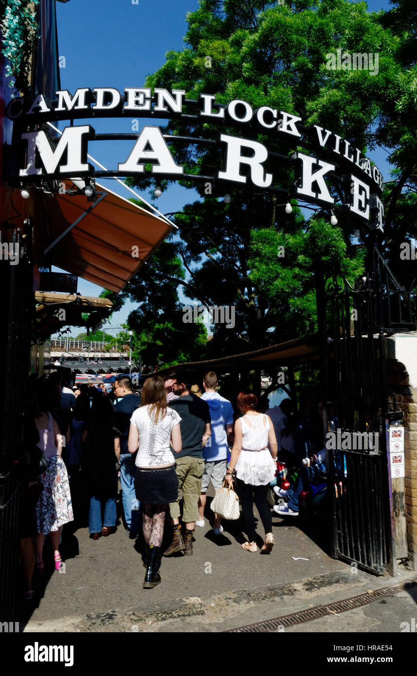 Les gens qui vont en Camden Lock Village de Camden Town, London Banque D'Images