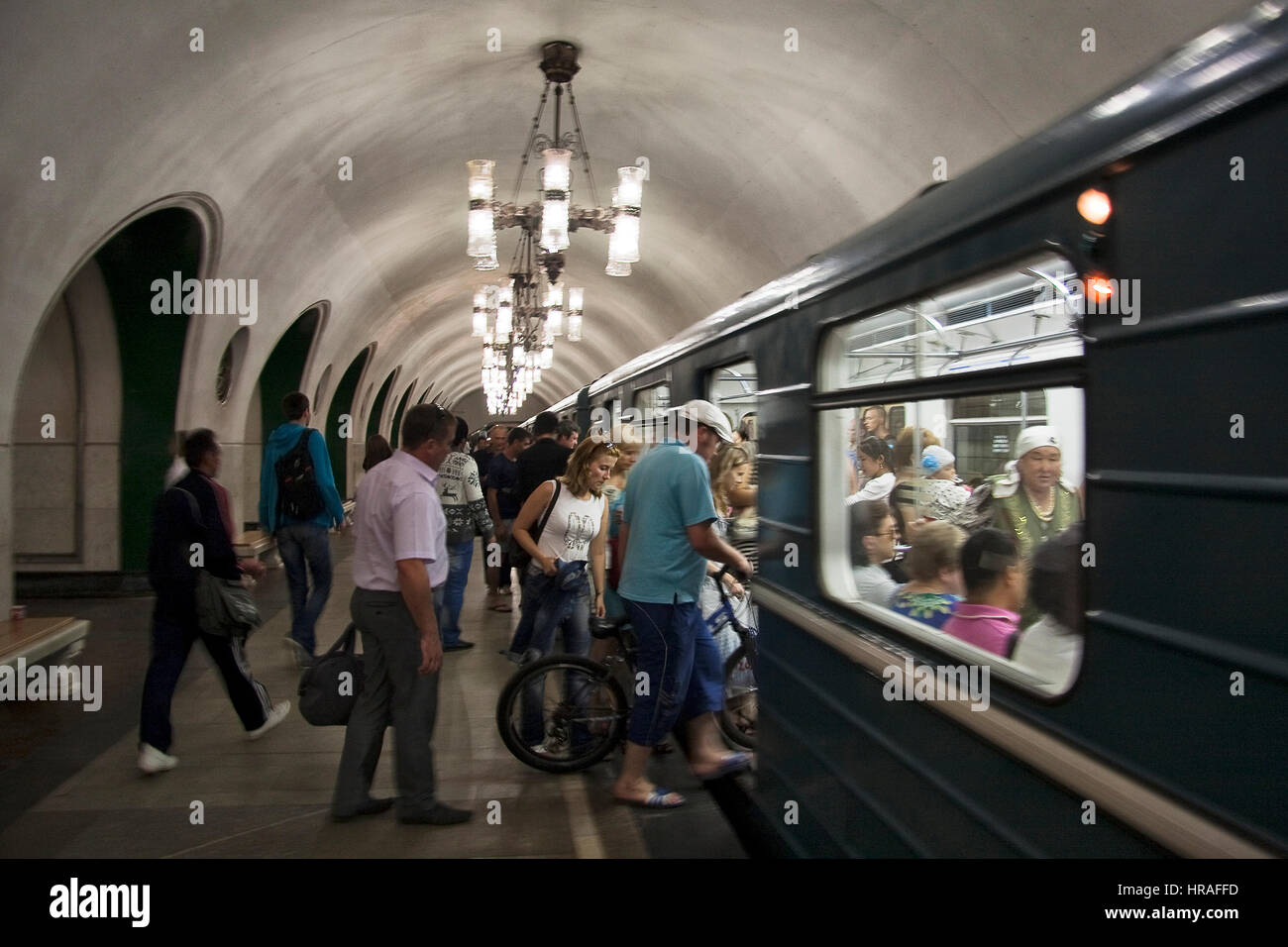 Moscou, Fédération de Russie - le 24 juillet 2012 : une station de métro de Moscou Komsomolskaïa. Ils ouvrent les portes et les passagers entrant dans le chariot. Banque D'Images