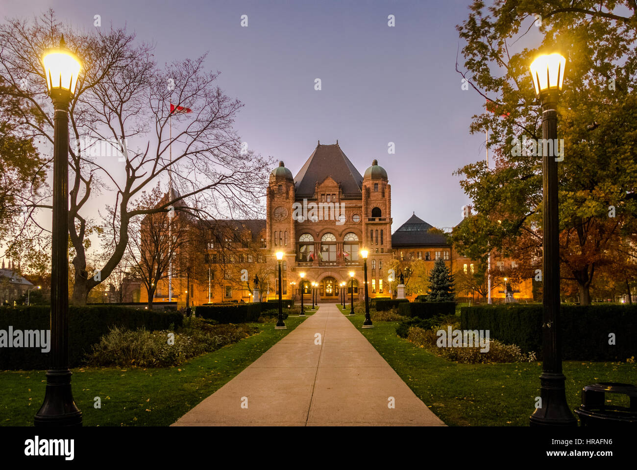 Assemblée législative de l'Ontario de nuit situé dans le Queens Park - Toronto, Ontario, Canada Banque D'Images