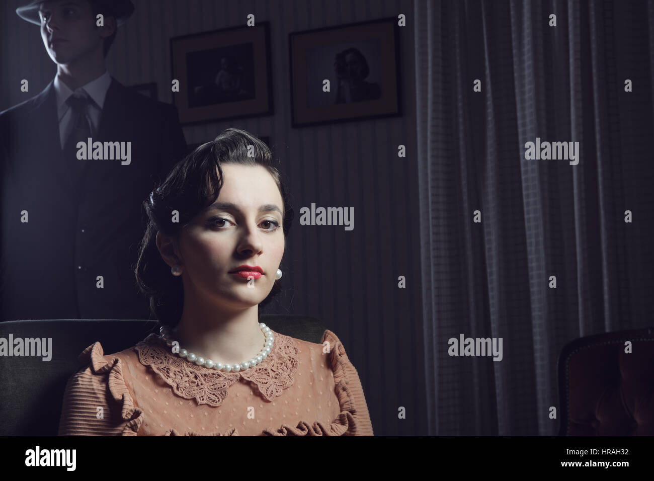 Portrait de belle femme, l'homme sur l'arrière-plan, 1950 Banque D'Images