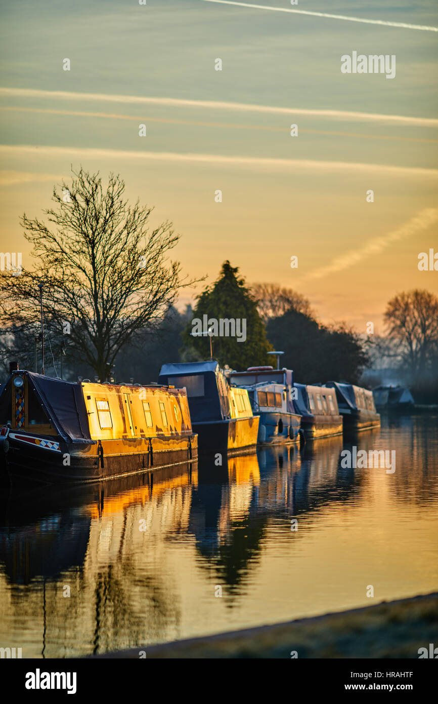 Lever du soleil d'hiver 57 Verrouillage Moorings waterway Trent et Mersey Canal en Alsager Bordeaux près de Stoke-on-Trent Banque D'Images