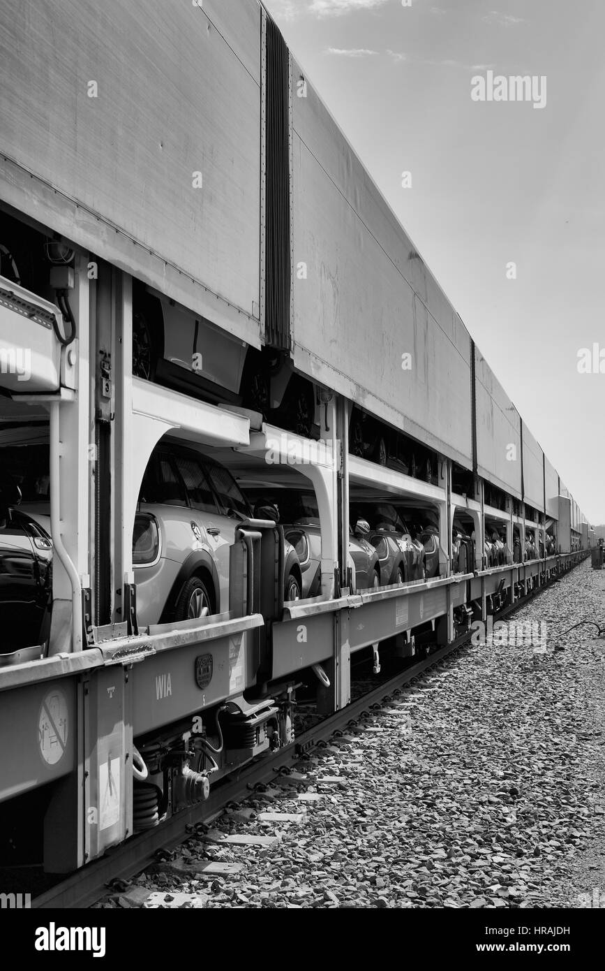 Elles sont déchargées de minis un train au Port de Southampton, Hampshire, Angleterre Banque D'Images