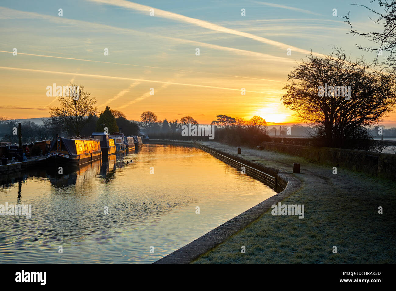 Lever du soleil d'hiver 57 Verrouillage Moorings waterway Trent et Mersey Canal en Alsager Bordeaux près de Stoke-on-Trent Banque D'Images
