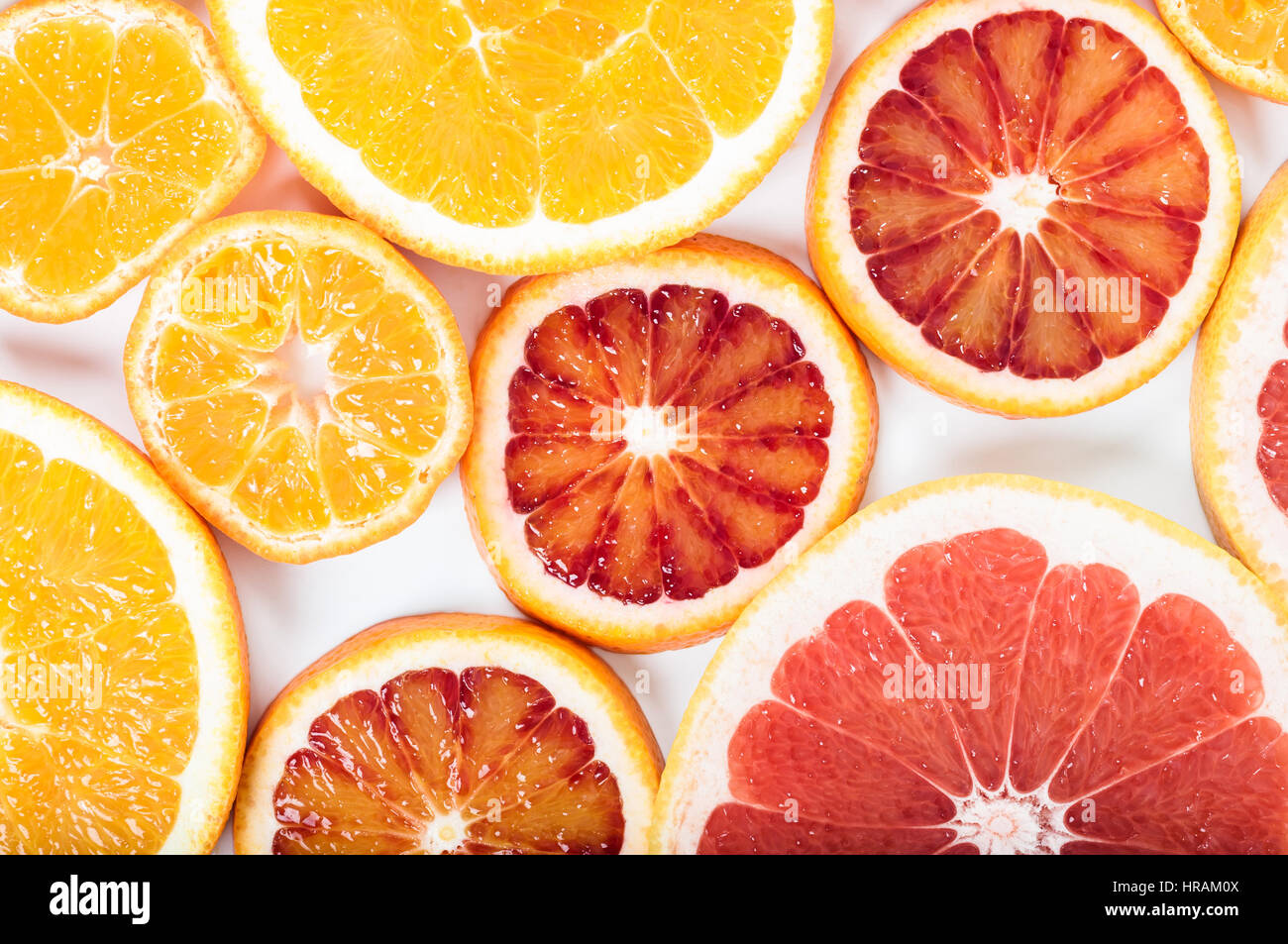 Les agrumes frais colorés sur fond blanc. Orange, mandarine, citron vert, orange sanguine, pamplemousse. Arrière-plan de fruits. Concept des aliments en été. Télévision lay, t Banque D'Images