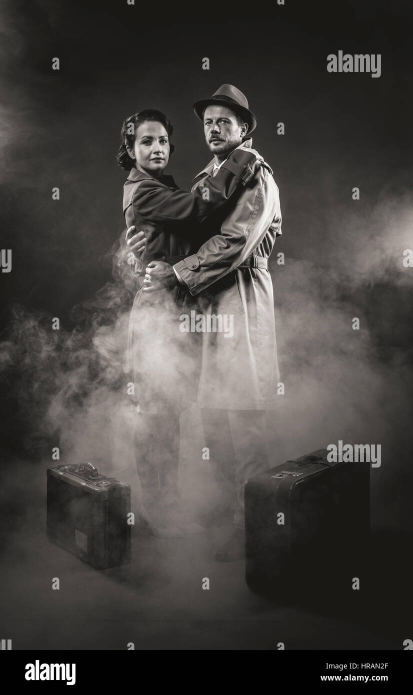 Le Film noir : couple amoureux romantique dans le noir, style années 50 Banque D'Images