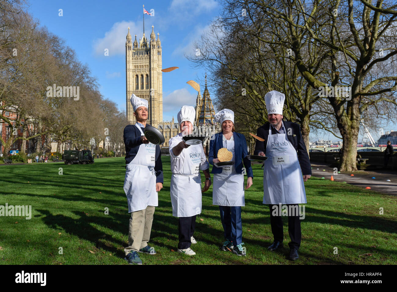 Londres, Royaume-Uni. 28 février 2017. L'équipe de députés réchauffer. (L à R) Clive Lewis MP, Steve Pound MP, Tracey Crouch MP et Rob Flello MP. Les membres de la Chambre des Lords, le Parlement et les médias politique prendre part à l'Assemblée Mardi Gras Pancake Race près de Westminster. Crédit : Stephen Chung / Alamy Live News Banque D'Images