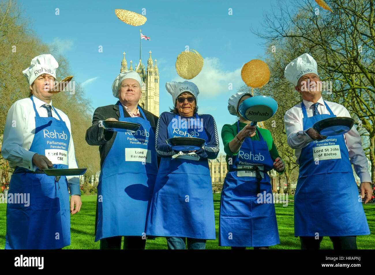 Londres, Royaume-Uni. 28 Février, 2017. Course de crêpes entre MP's, Lords et les médias afin de recueillir des fonds pour la réhabilitation d'une charité qui qui aide les personnes souffrant de handicaps physiques et mentaux. Credit : claire doherty/Alamy Live News Banque D'Images