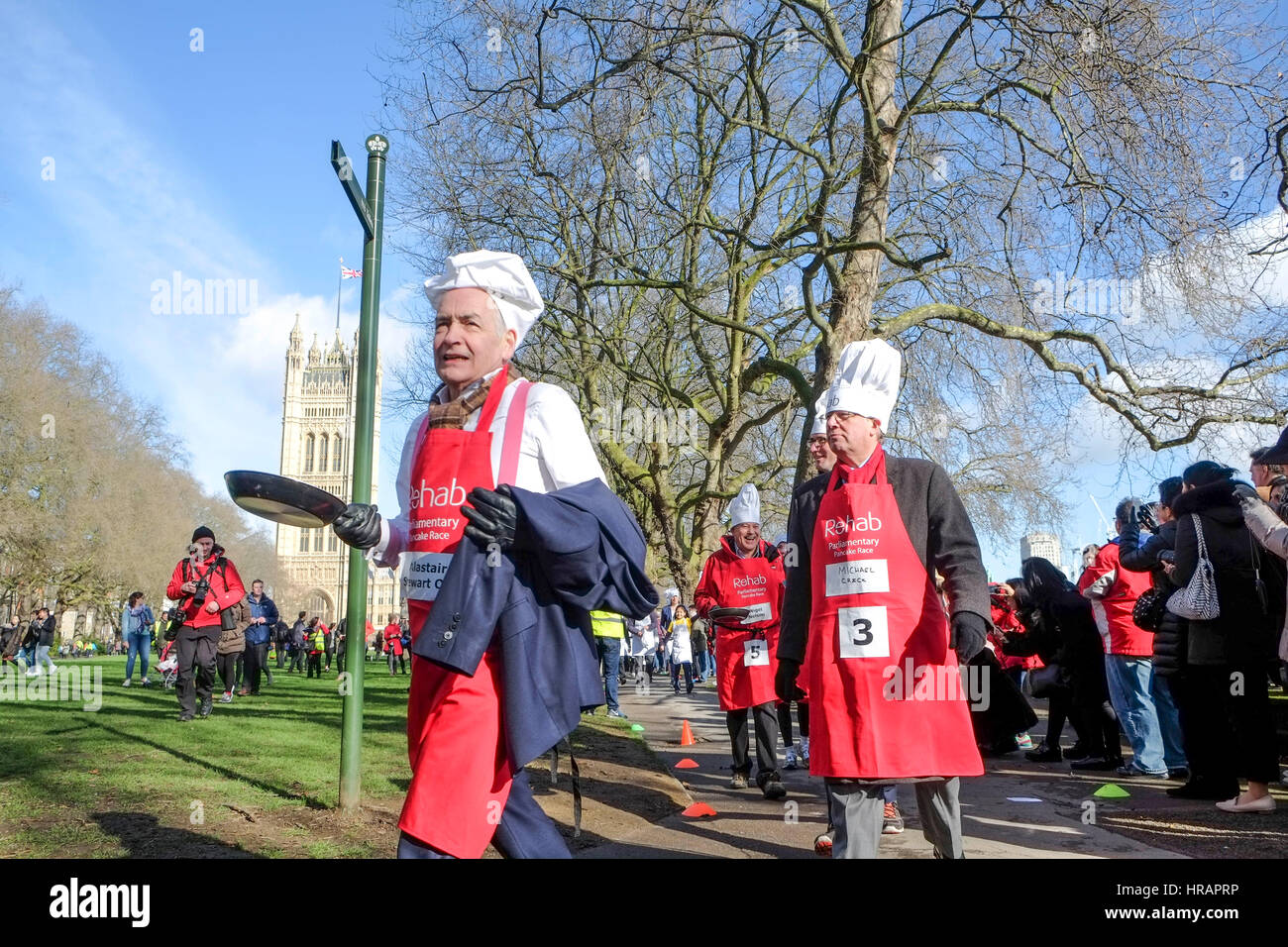 Londres, Royaume-Uni. 28 Février, 2017. Course de crêpes entre MP's, Lords et les médias afin de recueillir des fonds pour la réhabilitation d'une charité qui qui aide les personnes souffrant de handicaps physiques et mentaux. Credit : claire doherty/Alamy Live News Banque D'Images