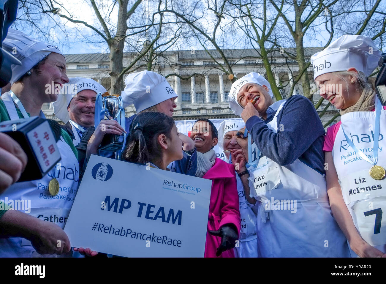 Londres, Royaume-Uni. 28 Février, 2017. Course de crêpes entre MP's, Lords et les médias afin de recueillir des fonds pour la réhabilitation d'une charité qui qui aide les personnes souffrant de handicaps physiques et mentaux. Credit : claire doherty/Alamy Live News Banque D'Images