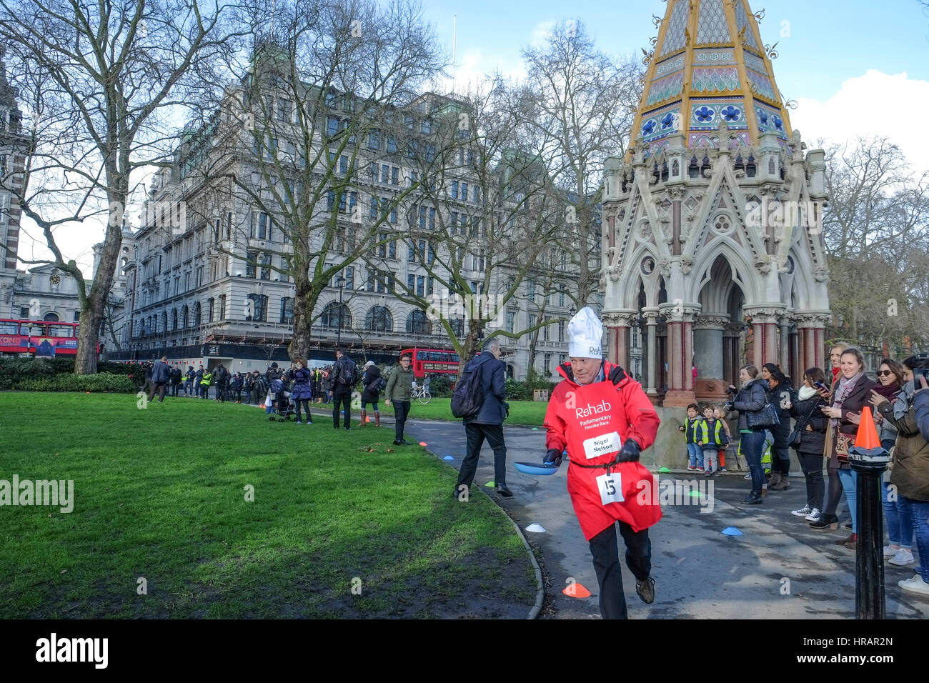 Londres, Royaume-Uni. 28 Février, 2017. Course de crêpes entre MP's, Lords et les médias afin de recueillir des fonds pour la réhabilitation d'une charité qui qui aide les personnes souffrant de handicaps physiques et mentaux. Credit : claire doherty/Alamy Live News Banque D'Images