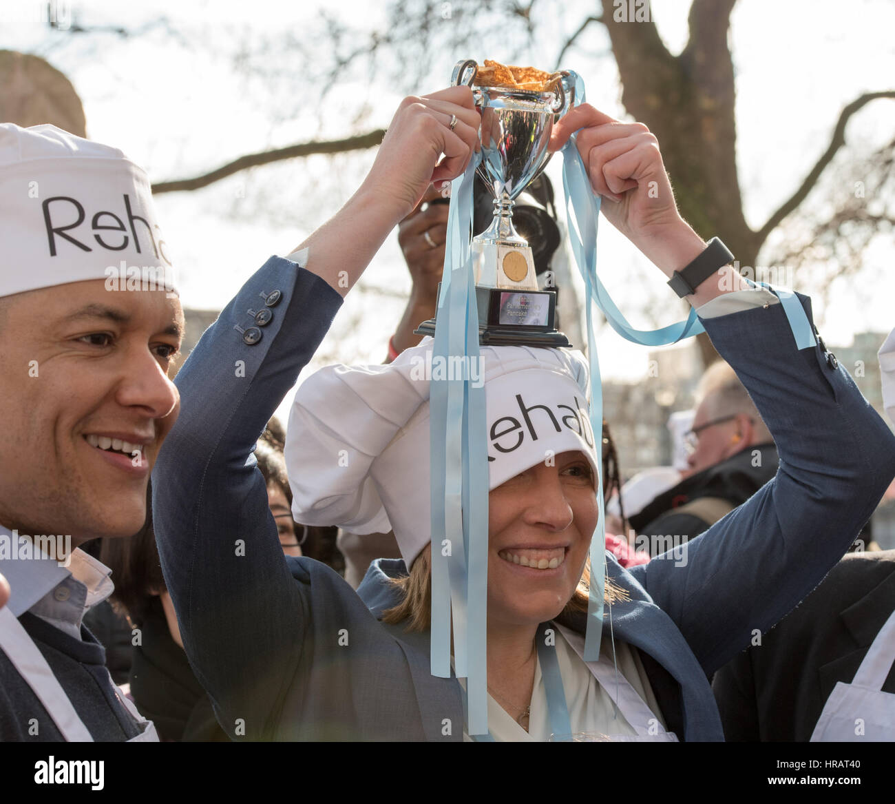Londres, Royaume-Uni. 28 Février, 2017. Tracey Crouch MP, Ministre des Sports, du Tourisme et du patrimoine, capitaine de l'équipe MP, contient jusqu'à la cuvette de la victoire parlementaire Rehab Pancake race Crédit : Ian Davidson/Alamy Live News Banque D'Images