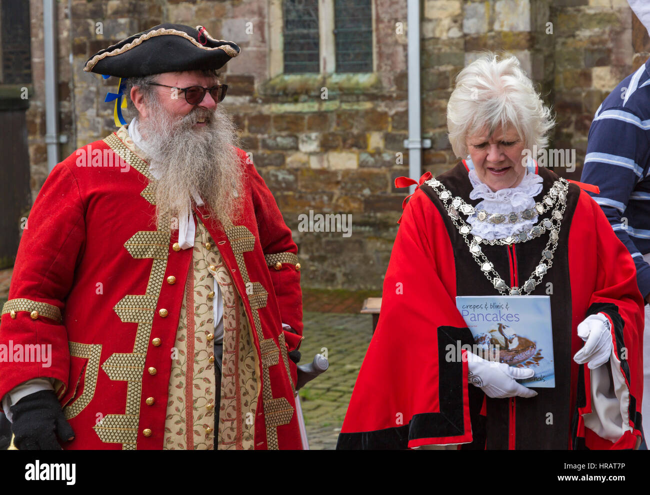 Wimborne, Dorset, UK. 28 Février, 2017. Pancake race autour de Wimborne Minster sur Mardi Gras avec le climat sec mais froid. Maire de Paris et conseiller Sue Cook Wimborne Town Crier Chris Brown assister à l'événement Crédit : Carolyn Jenkins/Alamy Live News Banque D'Images