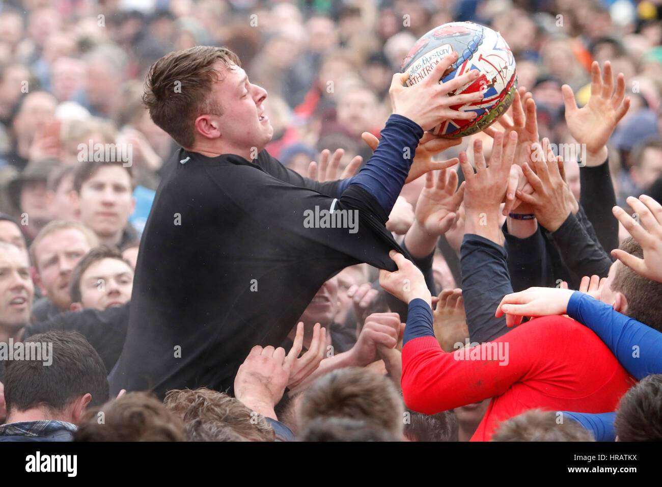 Ashbourne, UK. 28 Février, 2017. Le Mardi Gras Royal Football, Ashbourne, 28 février 2017. Crédit : Richard Holmes/Alamy Live News Banque D'Images