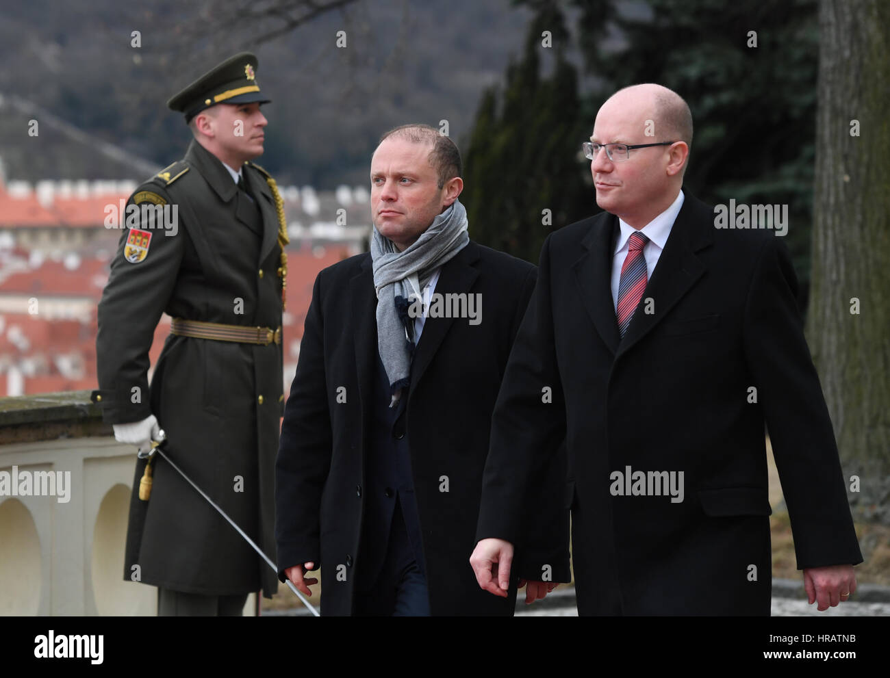 Prague, République tchèque. 28 Février, 2017. Le premier ministre tchèque Bohuslav Sobotka, droite, se réunit avec son homologue Maltais Joseph Muscat à villa Kramar, Prague, République tchèque, le mardi 28 février 2017. Credit : Katerina Sulova/CTK Photo/Alamy Live News Banque D'Images