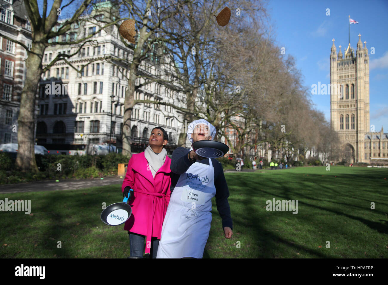 Victoria Tower Gardens, London, UK. 28 Février, 2017. Naga Munchetty, Clive Lewis. Lords, les députés et les membres des équipes de médias de prendre part à la course de crêpes - Célébrons 20 ans de l'inversion pour Rehab charité et son travail avec les personnes handicapées. Credit : Dinendra Haria/Alamy Live News Banque D'Images