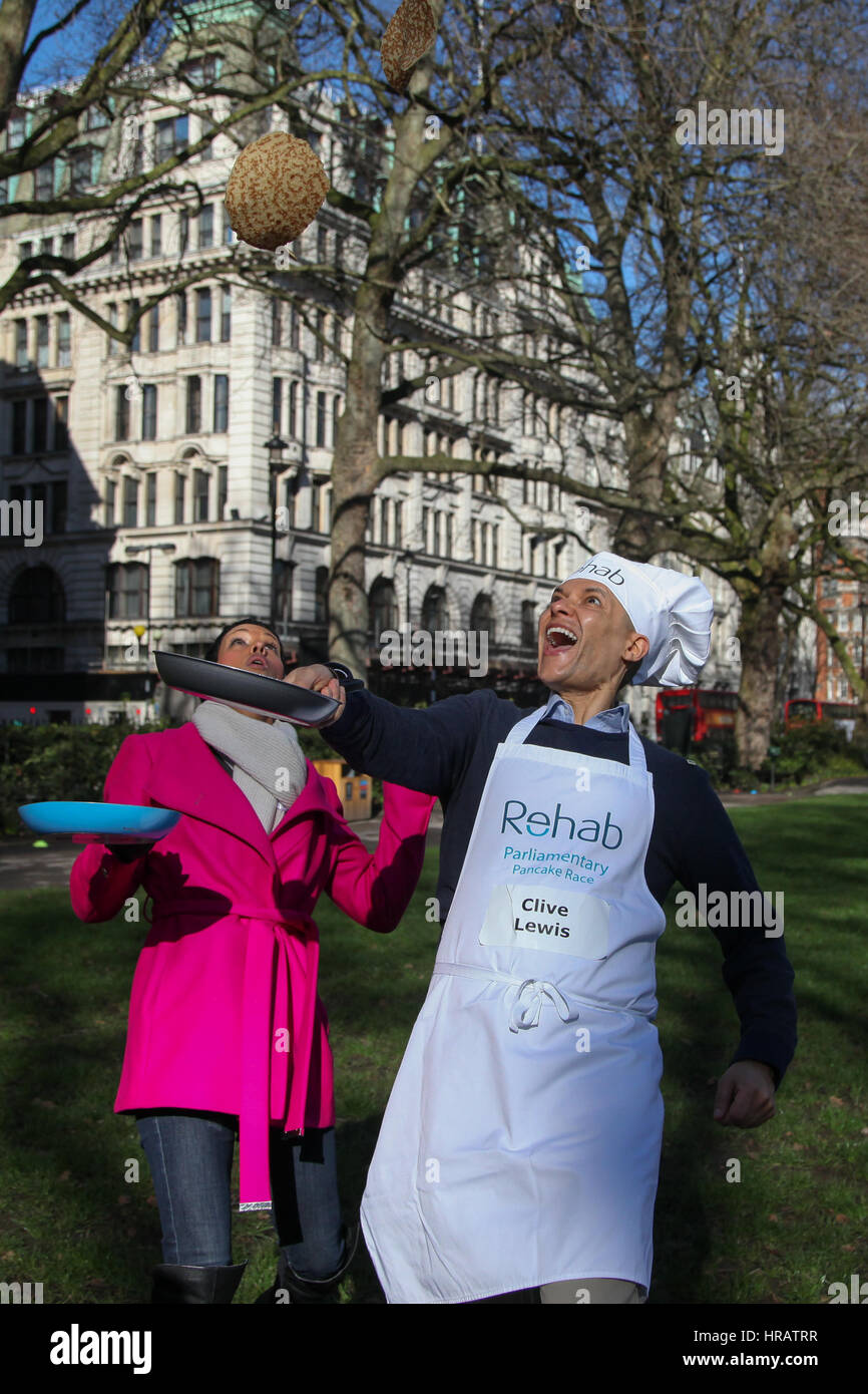 Victoria Tower Gardens, London, UK. 28 Février, 2017. Naga Munchetty, Clive Lewis. Lords, les députés et les membres des équipes de médias de prendre part à la course de crêpes - Célébrons 20 ans de l'inversion pour Rehab charité et son travail avec les personnes handicapées. Credit : Dinendra Haria/Alamy Live News Banque D'Images