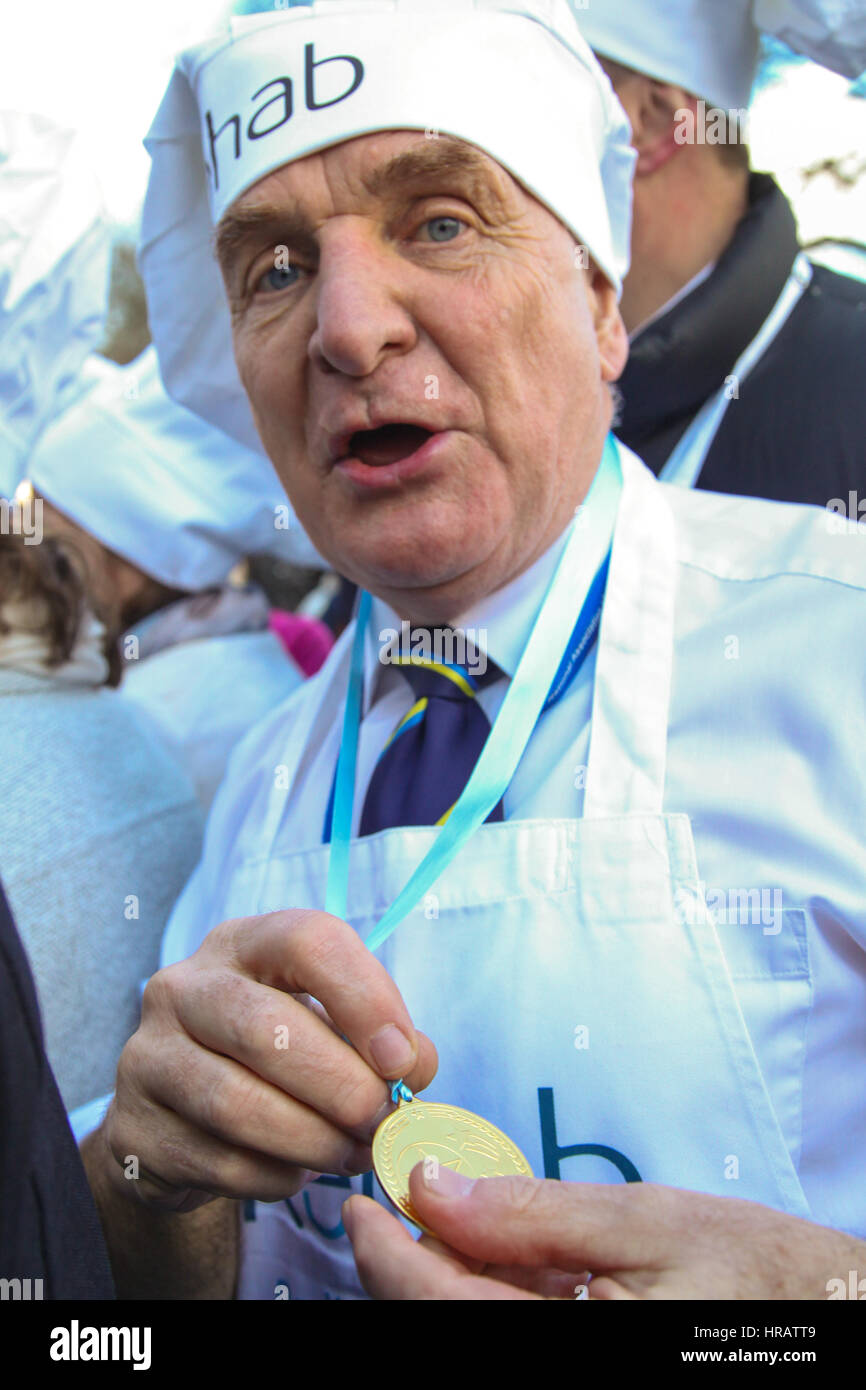 Victoria Tower Gardens, London, UK. 28 Février, 2017. Steve Pound, député de North Ealing avec sa médaille. Lords, les députés et les membres des équipes de médias de prendre part à la course de crêpes - Célébrons 20 ans de l'inversion pour Rehab charité et son travail avec les personnes handicapées. Credit : Dinendra Haria/Alamy Live News Banque D'Images