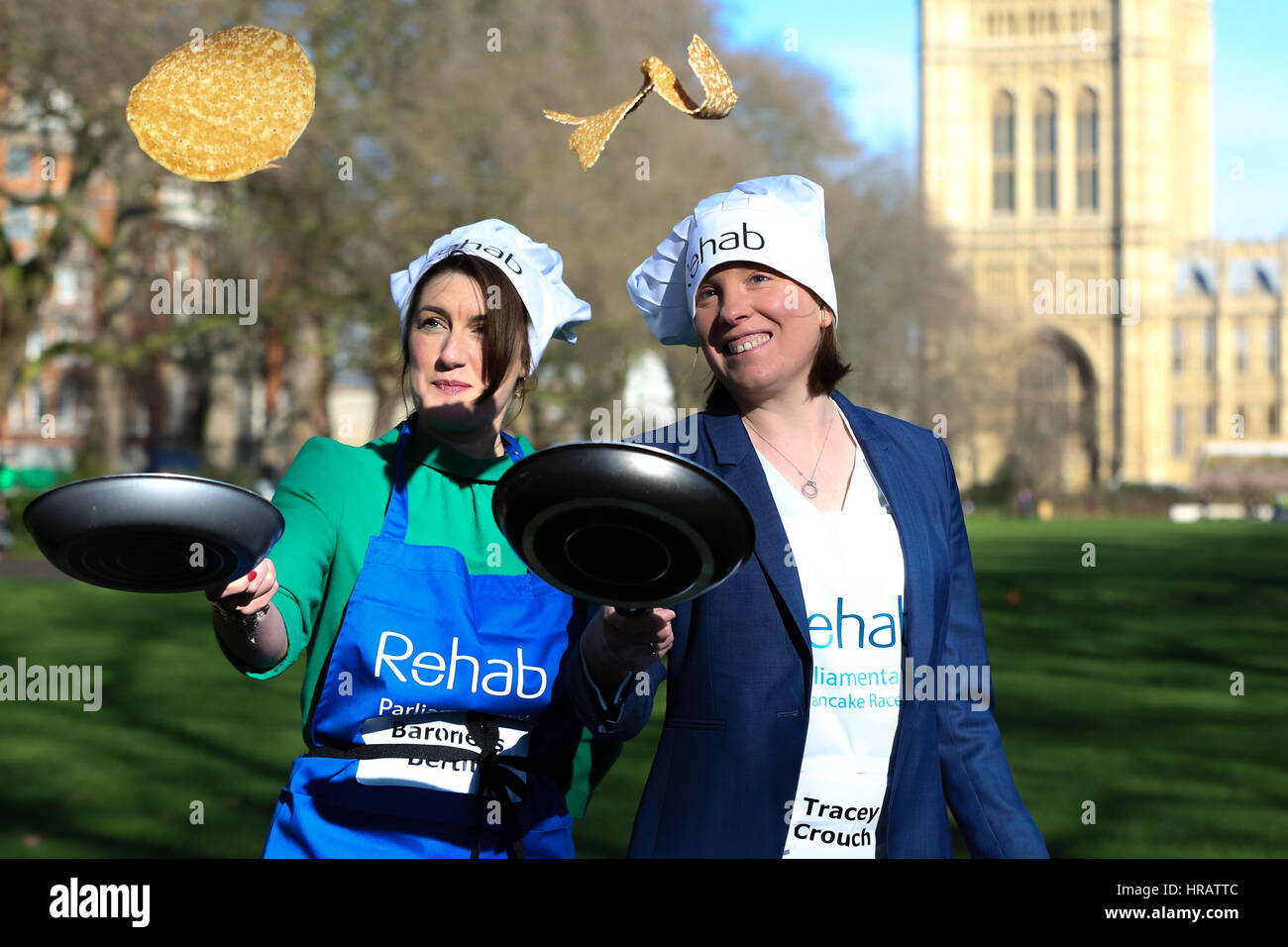 Victoria Tower Gardens, London, UK. 28 Février, 2017. La baronne Bertin, Tracey Crouch. Lords, les députés et les membres des équipes de médias de prendre part à la course de crêpes - Célébrons 20 ans de l'inversion pour Rehab charité et son travail avec les personnes handicapées. Credit : Dinendra Haria/Alamy Live News Banque D'Images