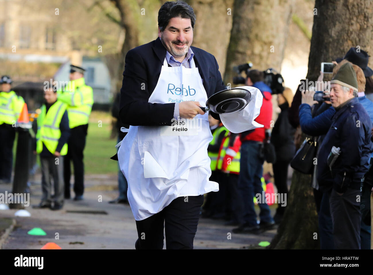 Victoria Tower Gardens, London, UK. 28 Février, 2017. Rob Flello. Lords, les députés et les membres des équipes de médias de prendre part à la course de crêpes - Célébrons 20 ans de l'inversion pour Rehab charité et son travail avec les personnes handicapées. Credit : Dinendra Haria/Alamy Live News Banque D'Images