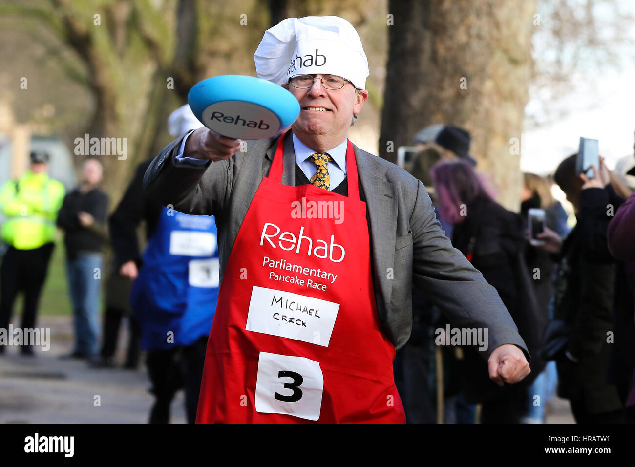 Victoria Tower Gardens, London, UK. 28 Février, 2017. Michael Crick. Lords, les députés et les membres des équipes de médias de prendre part à la course de crêpes - Célébrons 20 ans de l'inversion pour Rehab charité et son travail avec les personnes handicapées. Credit : Dinendra Haria/Alamy Live News Banque D'Images