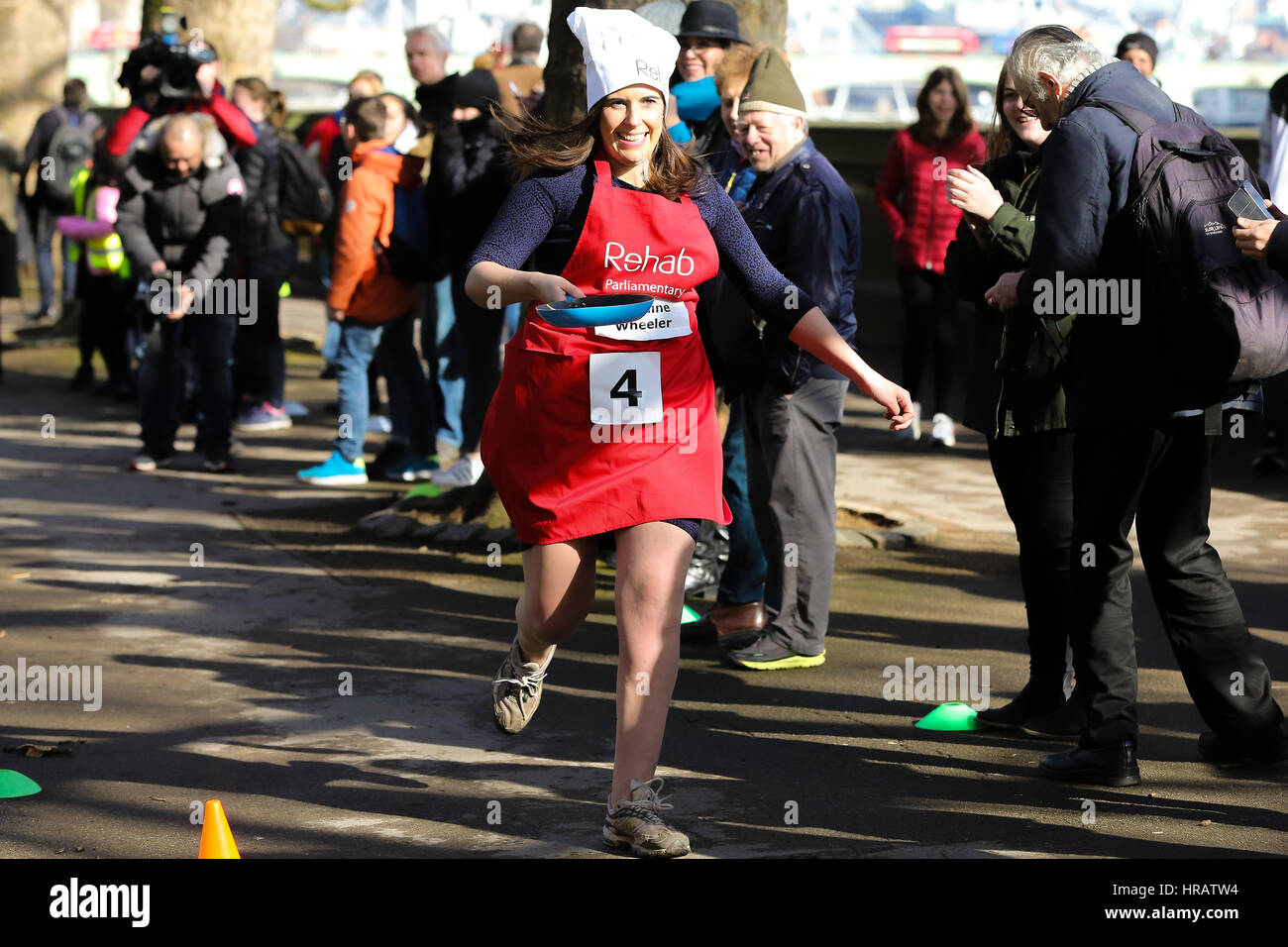 Victoria Tower Gardens, London, UK. 28 Février, 2017. Caroline Wheeler. Lords, les députés et les membres des équipes de médias de prendre part à la course de crêpes - Célébrons 20 ans de l'inversion pour Rehab charité et son travail avec les personnes handicapées. Credit : Dinendra Haria/Alamy Live News Banque D'Images