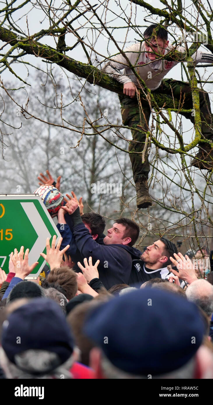 Ashbourne, UK. 28 Février, 2017. Le Mardi Gras Royal Ashbourne 28 février 2017 Football upards downards Derbyshire contre crédit : Doug Blane/Alamy Live News Banque D'Images