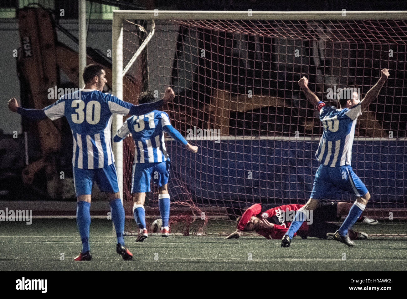 Gibraltar, péninsule. Feb 27, 2017. St Joseph / Lincoln Red Pim. Leader de la Ligue Rouge Lincoln Pim points déposés contre des tiers placé Saint Joseph dans le 18e jour de match de la saison, le dernier du second tour en Division one à Gibraltar. Le match a vu rouge ancien manager Lincoln Imps coaching pour St Joseph. St Joseph en bleu et blanc ont pour objectif d'atteindre le football européen en terminant dans les trois premiers postes de la ligue. Crédit : Stephen Ignacio/Alamy Live News Banque D'Images