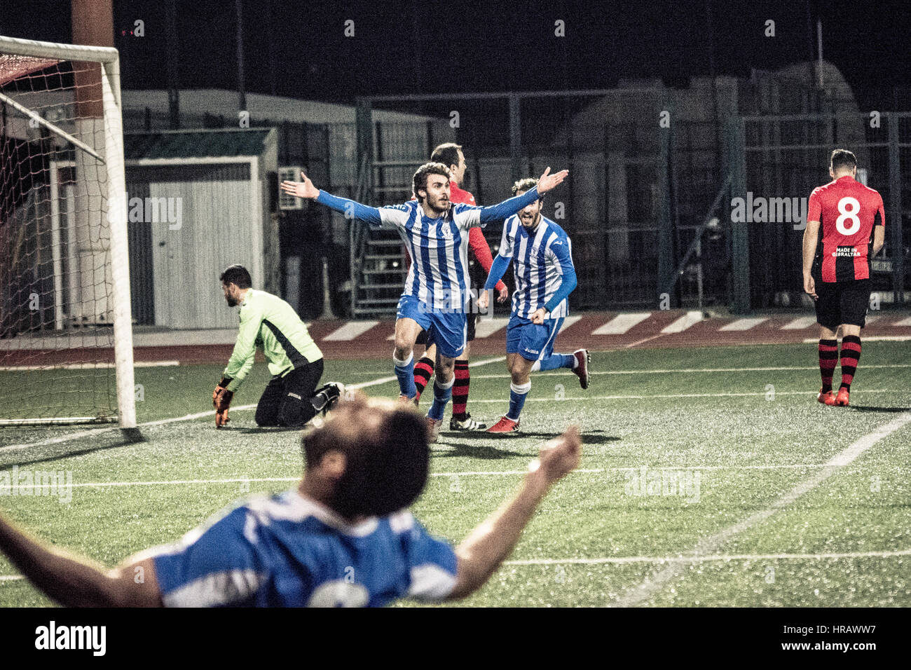 Gibraltar, péninsule. Feb 27, 2017. St Joseph / Lincoln Red Pim. Leader de la Ligue Rouge Lincoln Pim points déposés contre des tiers placé Saint Joseph dans le 18e jour de match de la saison, le dernier du second tour en Division one à Gibraltar. Le match a vu rouge ancien manager Lincoln Imps coaching pour St Joseph. St Joseph en bleu et blanc ont pour objectif d'atteindre le football européen en terminant dans les trois premiers postes de la ligue. Crédit : Stephen Ignacio/Alamy Live News Banque D'Images