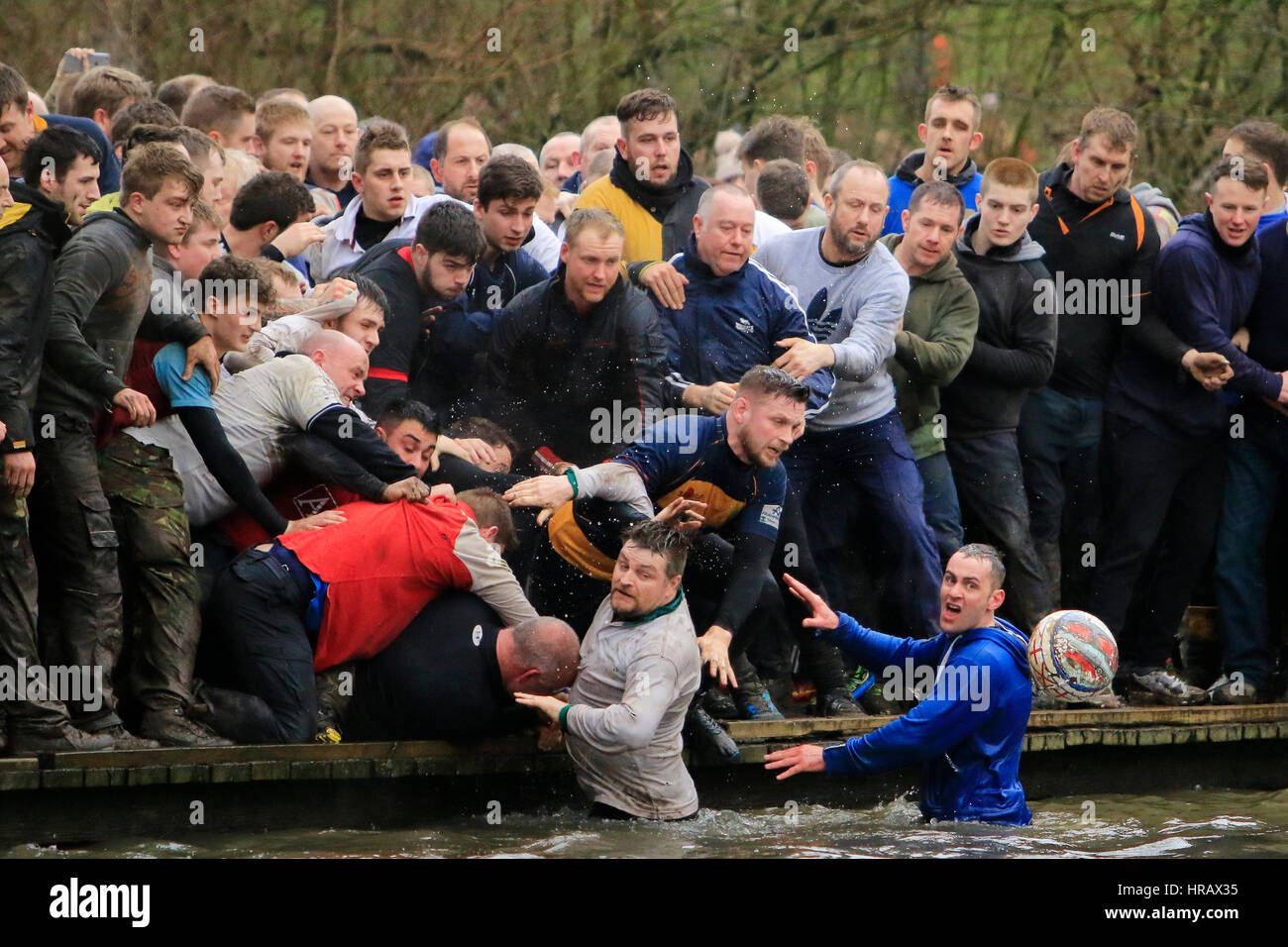 Ashbourne, UK. 28 Février, 2017. Le Mardi Gras Royal Football, Ashbourne, 28 février 2017. Crédit : Richard Holmes/Alamy Live News Banque D'Images