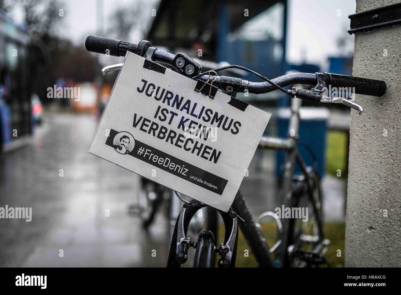 28 février 2017 - environ 35-40 à 30 voitures ont protesté dans un cortège de Munich, éventuellement Bavariapark Geschwister-Scholl-Platz à terminaison à LMU. Le lundi, les autorités turques ont arrêté Deniz Yucel, un éminent journaliste de l'Allemagne Die Welt, l'accusant de propagande en faveur d'une organisation terroriste et d'incitation des masses de commettre la violence. Yucel a été arrêté le 14 février après un rapport sur les courriels obtenus par un groupe de hackers de gauche à partir de l'énergie, M. Erdogan et son gendre Berat Albayrak. Parmi les participants étaient la journaliste allemande Union européenne (D Banque D'Images