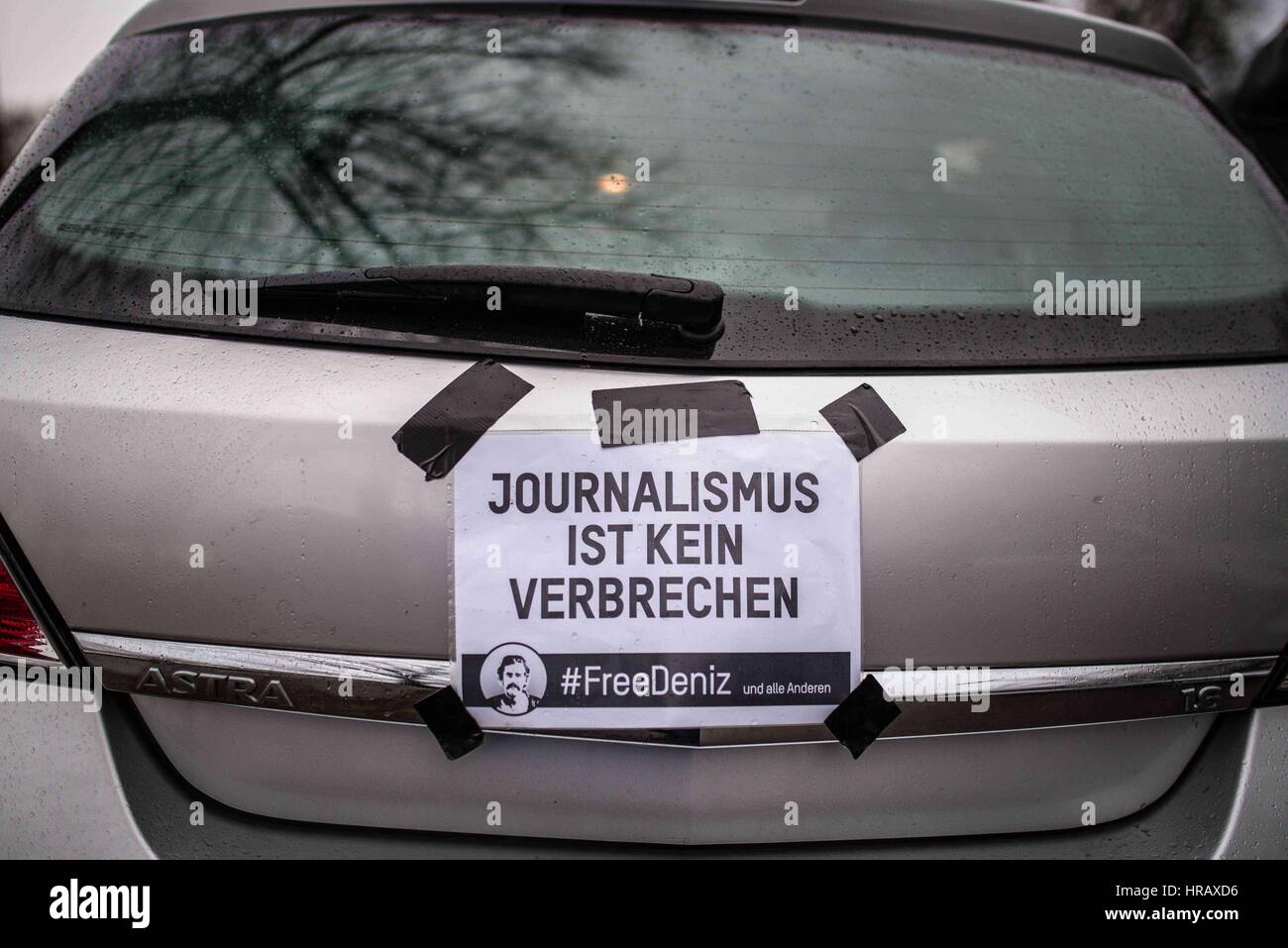 28 février 2017 - environ 35-40 à 30 voitures ont protesté dans un cortège de Munich, éventuellement Bavariapark Geschwister-Scholl-Platz à terminaison à LMU. Le lundi, les autorités turques ont arrêté Deniz Yucel, un éminent journaliste de l'Allemagne Die Welt, l'accusant de propagande en faveur d'une organisation terroriste et d'incitation des masses de commettre la violence. Yucel a été arrêté le 14 février après un rapport sur les courriels obtenus par un groupe de hackers de gauche à partir de l'énergie, M. Erdogan et son gendre Berat Albayrak. Parmi les participants étaient la journaliste allemande Union européenne (D Banque D'Images