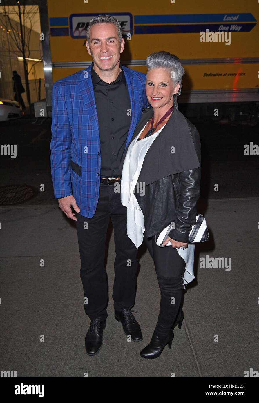 Los Angeles, CA. 15th Dec, 2021. Zachary Levi, Anna Paquin, Brenda Warner, Kurt  Warner at arrivals for AMERICAN UNDERDOG Premiere, TCL Chinese Theatre, Los  Angeles, CA December 15, 2021. Credit: Priscilla Grant/Everett