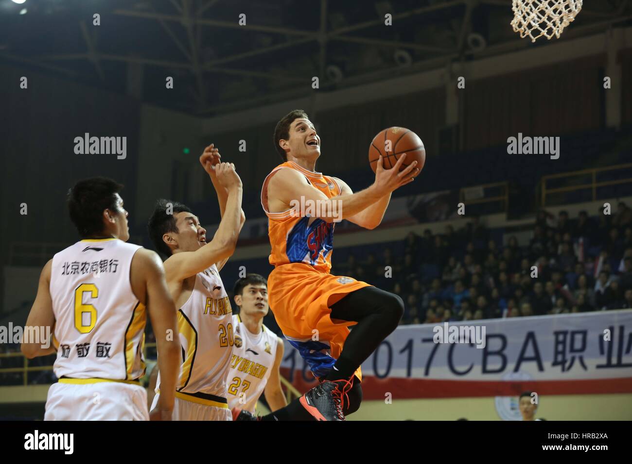 La Chine. 28 Février, 2017. Jimmer Fredette dans jeu de l'ABC. D'après la conférence de presse tenue à Shanghai, Jimmer Fredette est élu MVP des joueurs de l'ABC.Jimmer Fredette est un joueur américain de basket-ball pour le Shanghai Sharks de la Chinese Basketball Association Crédit : SIPA Asie/ZUMA/Alamy Fil Live News Banque D'Images