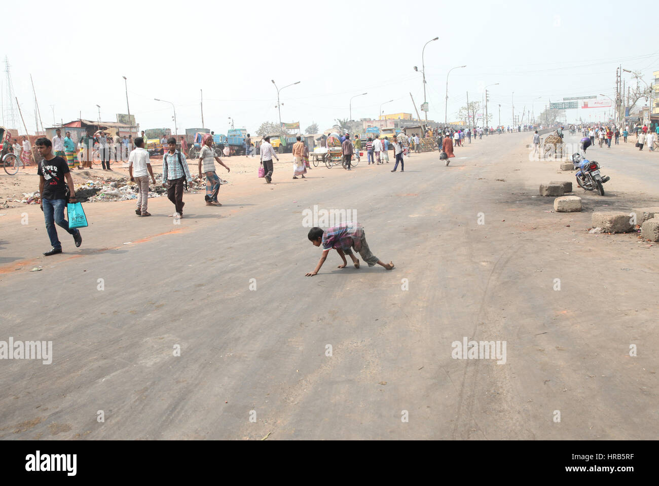 Dhaka, Bangladesh. 1er mars, 2017. 01 mars 2017 Dhaka, Bangladesh ''" un désactiver les enfants croix dans la route, de grève générale illimitée. Des centaines de conducteurs ont apporté des services de transport à travers le Bangladesh à l'arrêt pour une deuxième journée consécutive sur la détention d'un collègue, l'organisation d'une grève de masse à la station de bus la plus importante du pays. © Monirul Alam Monirul Alam/crédit : ZUMA Wire/Alamy Live News Banque D'Images