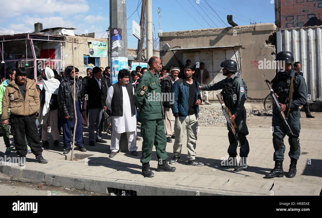 Kaboul, Afghanistan. 1er mars, 2017. Les membres des forces de sécurité afghanes montent la garde près du site d'une attaque à Kaboul, capitale de l'Afghanistan, le 1 mars 2017. Un attentat-suicide a secoué la partie ouest de la capitale afghane Kaboul le mercredi, suivi d'une fusillade, un fonctionnaire a dit. Credit : Rahmat Alizadah/Xinhua/Alamy Live News Banque D'Images