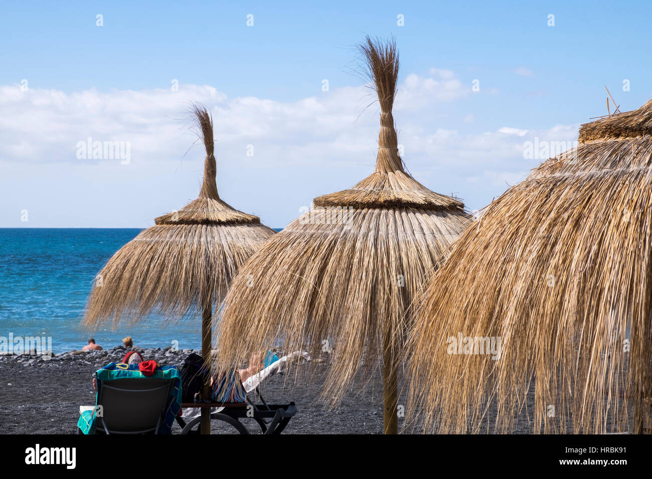 Parasol de paille des parasols sur la plage de Playa Enramada à Costa  Adeje, Tenerife, Canaries, Espagne Photo Stock - Alamy