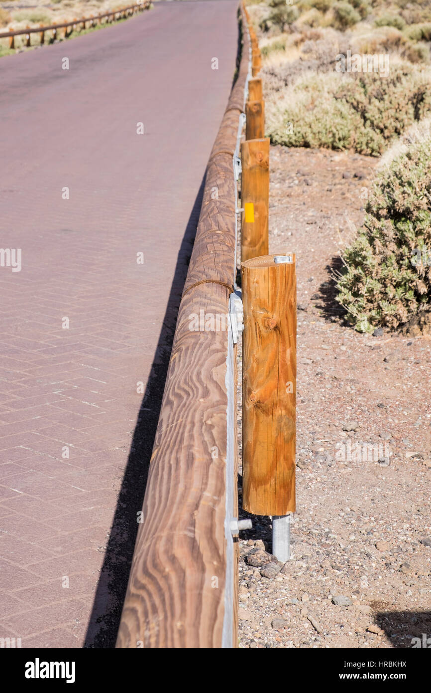 Barrière de sécurité en bois adossés en acier sur le côté de la route dans le parc national de Las Canadas del Teide, Tenerife, Canaries, Espagne Banque D'Images