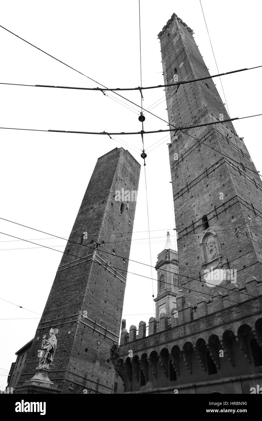 Tours Asinelli et Garisenda à Bologne, en Italie. Image en noir et blanc Banque D'Images