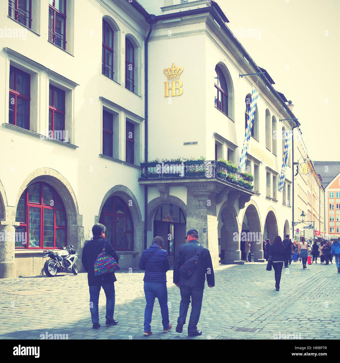 MUNICH, ALLEMAGNE - le 18 mai 2016 : personnes près de Hofbraeuhaus brasserie de Munich. Style rétro droit filtré Banque D'Images