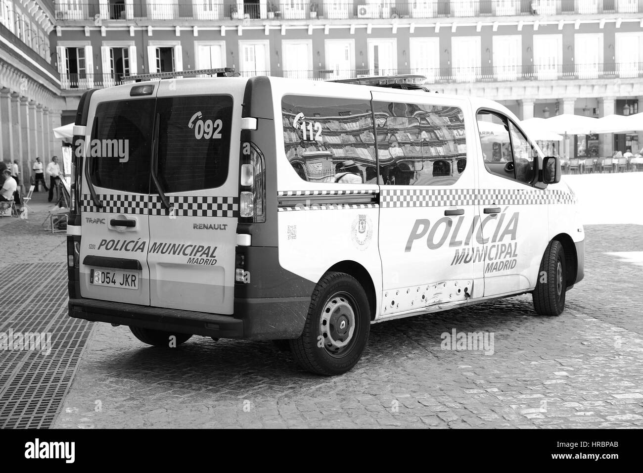 MADRID, ESPAGNE - 06 septembre 2016 : voiture de police sur la Plaza Mayor à Madrid. Image en noir et blanc Banque D'Images