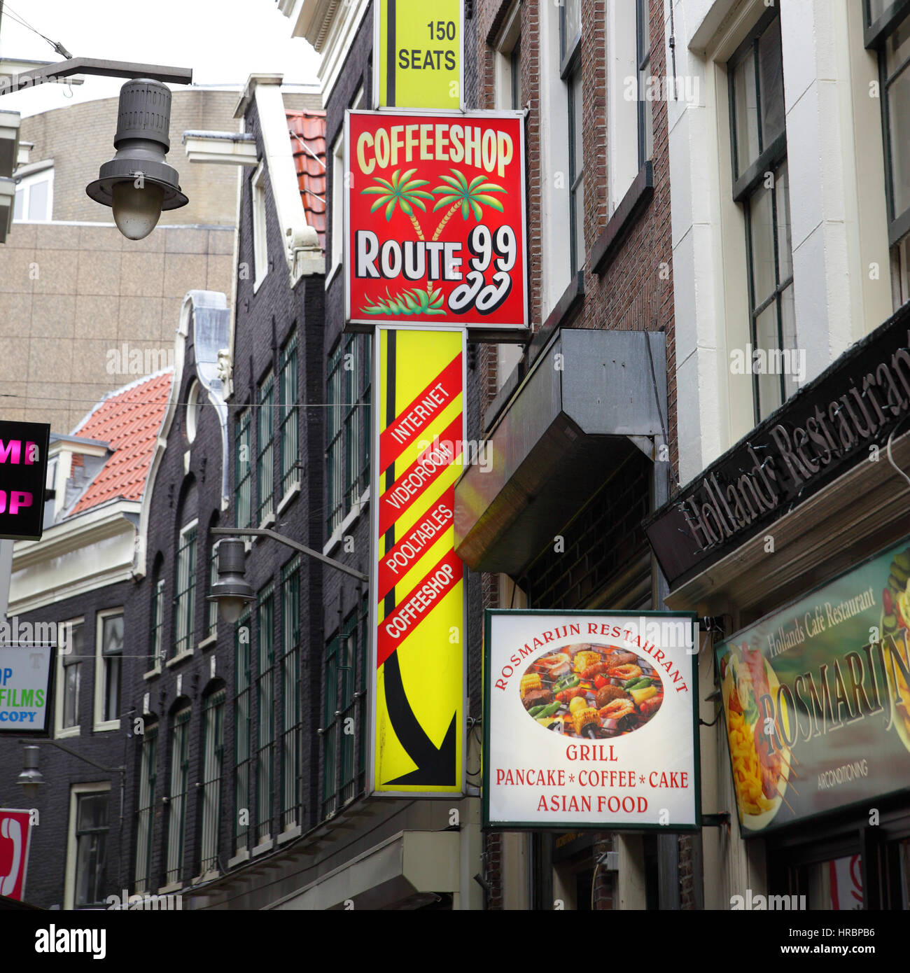 AMSTERDAM, HOLLANDE - septembre 9, 2011 : Rue avec signe de coffeeshop à Amsterdm Banque D'Images