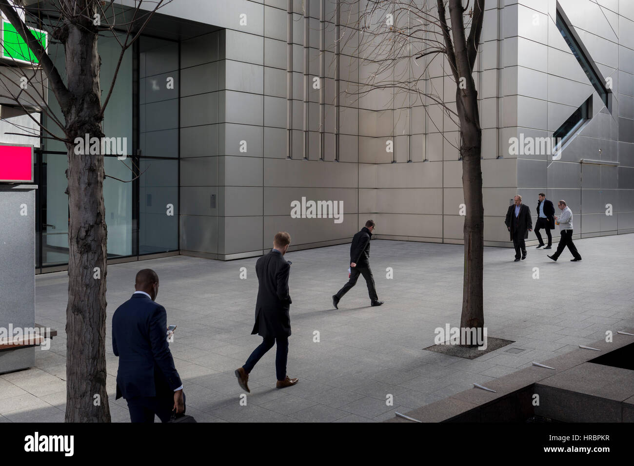 Les piétons à pied à travers un espace de bureau d'entreprise de l'architecture moderne, le 16 février 2017, dans la ville de Londres, en Angleterre. Banque D'Images