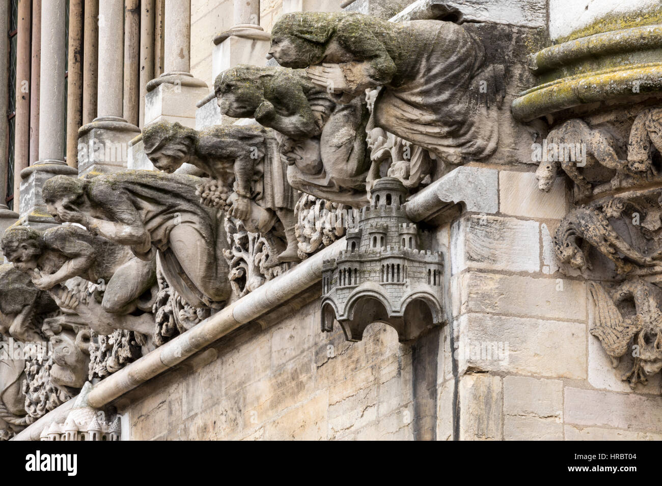 Gargouilles fantaisistes sur la façade de l'Eglise Notre Dame, Dijon, Bourgogne, France Banque D'Images