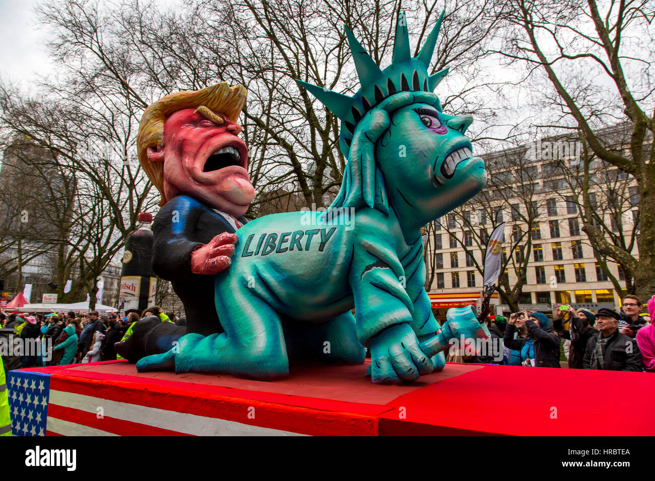 Defile De Carnaval Allemand A Dÿsseldorf Chars Concus Comme Des Caricatures Politiques Nous Montrant Le President Donald Trump Violant La Statue De Liber Photo Stock Alamy Defile De Carnaval Allemand A Dÿsseldorf Chars Concus Comme Des Caricatures Politiques Nous Montrant Le President Donald Trump Violant La Statue De Liber Photo Stock Alamy