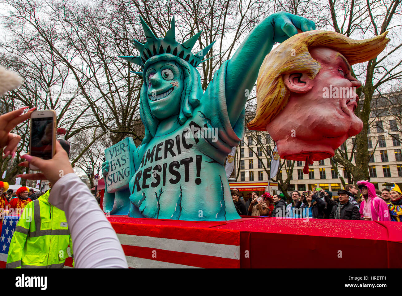 Defile De Carnaval Allemand A Dÿsseldorf Chars Concus Comme Des Caricatures Politiques Montrant Lady Liberty Est Decapitation Nous President Donald Trump Photo Stock Alamy