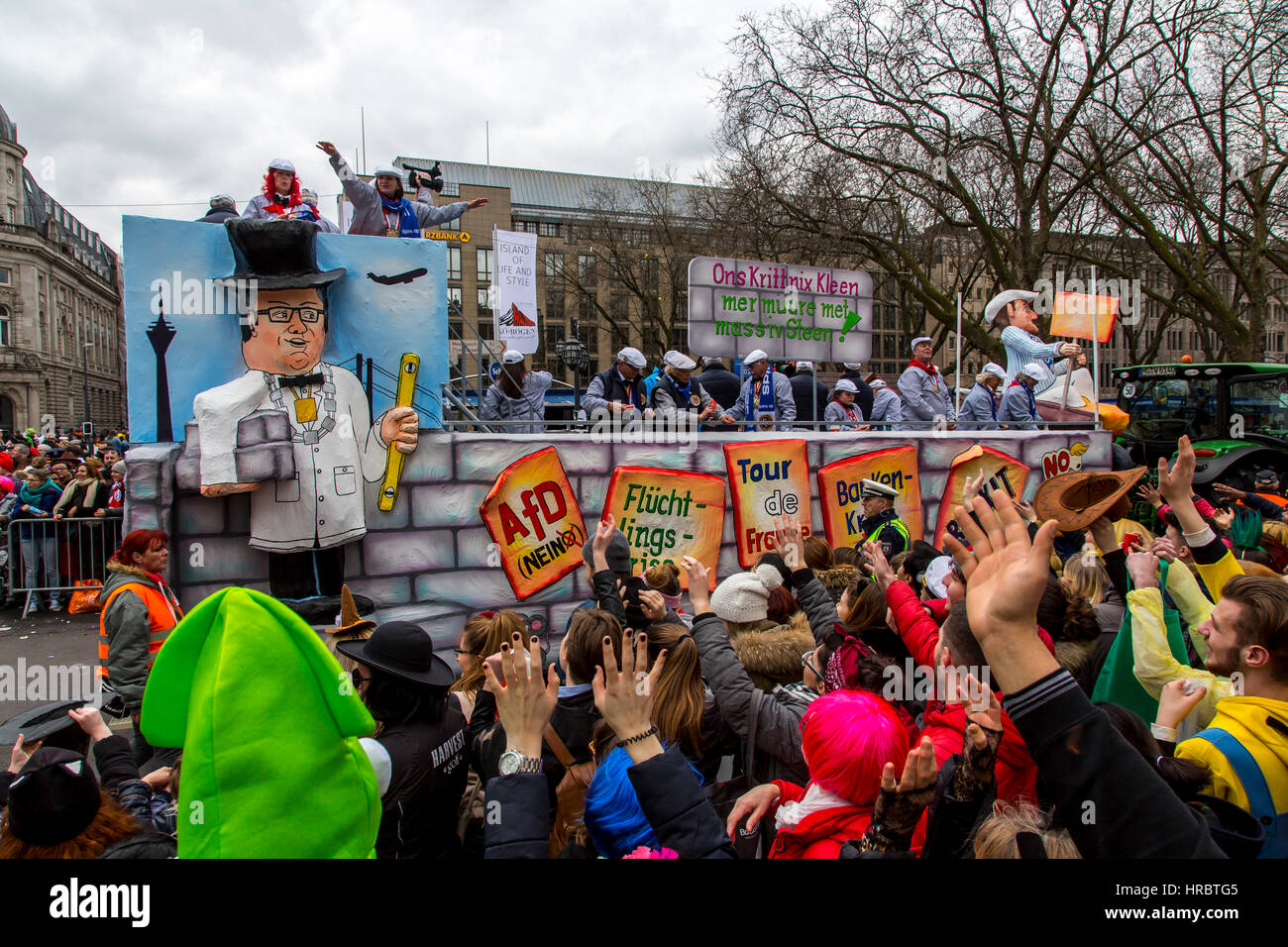 Défilé de carnaval allemand à DŸsseldorf, chars conçus comme des caricatures politiques, Banque D'Images