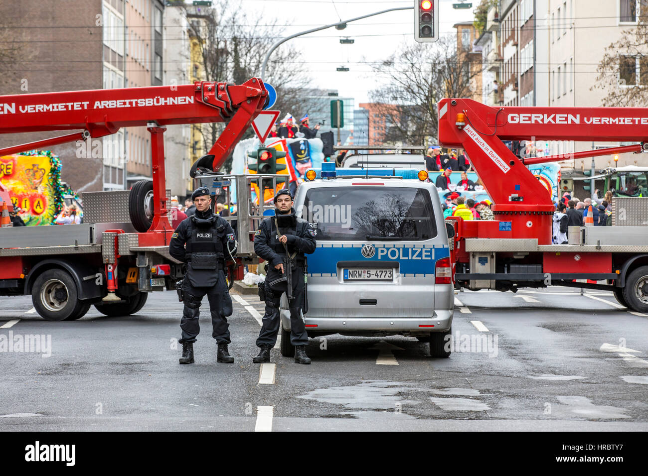 Défilé de carnaval allemand à Düsseldorf, les officiers de police fixent la parade, bloquant les routes avec les camions, contre des attaques terroristes avec des véhicules équipés, Banque D'Images