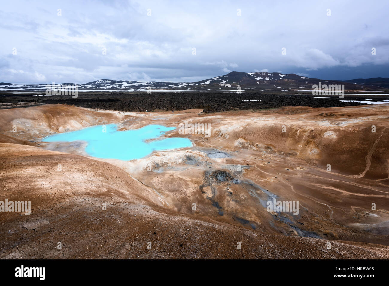 Dans l'acide lac chaud vallée géothermique Leirhnjukur, près du volcan Krafla, l'Islande, l'Europe. Banque D'Images