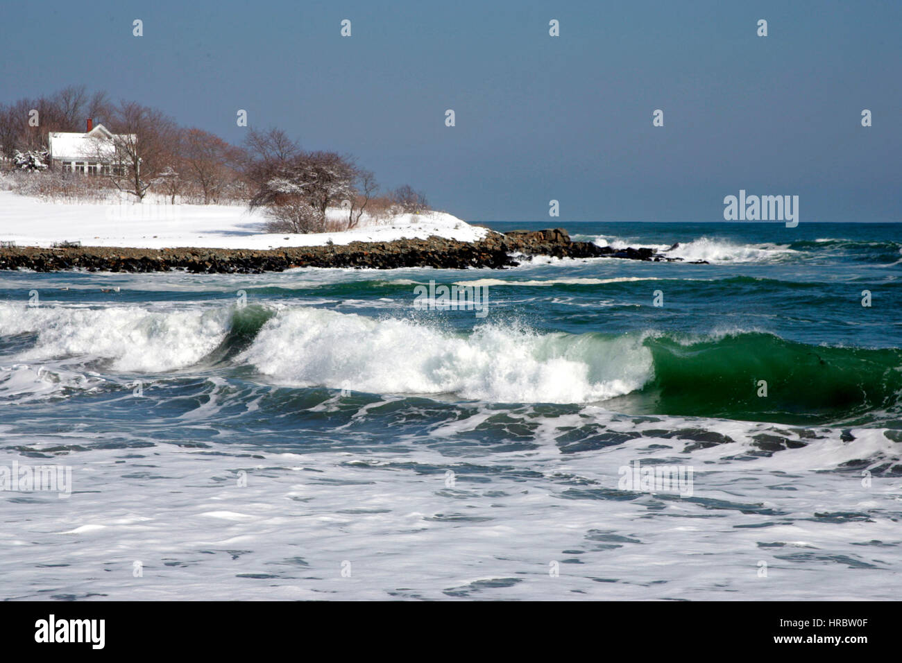 Surf hiver Côte Atlantique Maine New England USA neige froid vagues Banque D'Images